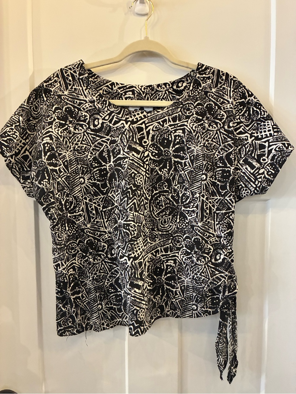 Hilo Hattie Black and White Floral-Graphic Short Sleeve Top